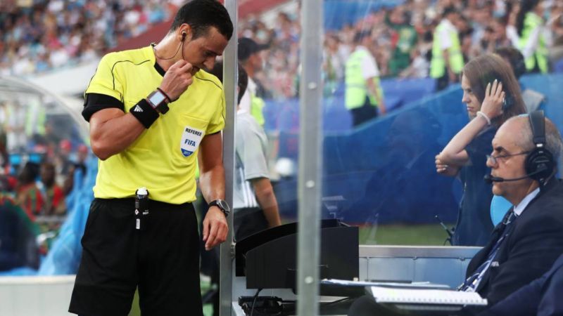 máy bộ đàm cùng trọng tài trong wc 2018