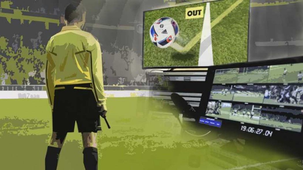 máy bộ đàm cùng trọng tài trong wc 2018