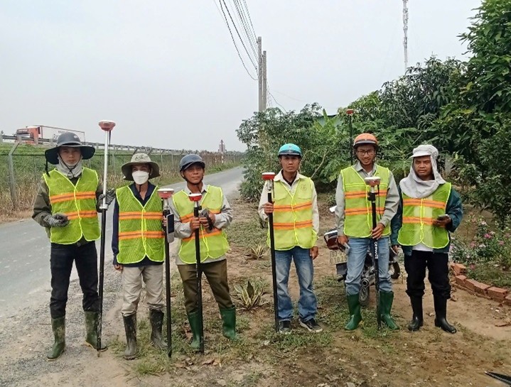 Ứng dụng thực tế trong đo đạc địa chính và san lấp mặt bằng. 